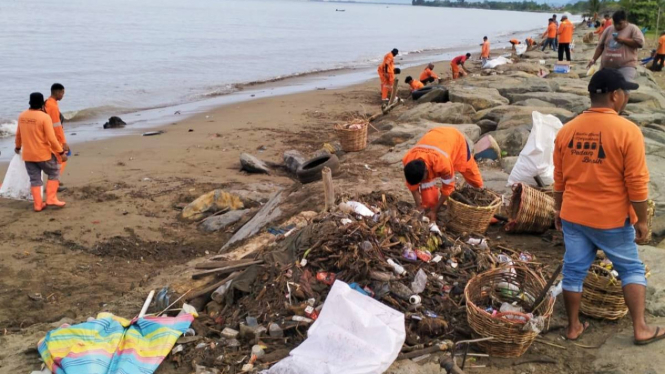 Tumpukan sampah di pantai Padang