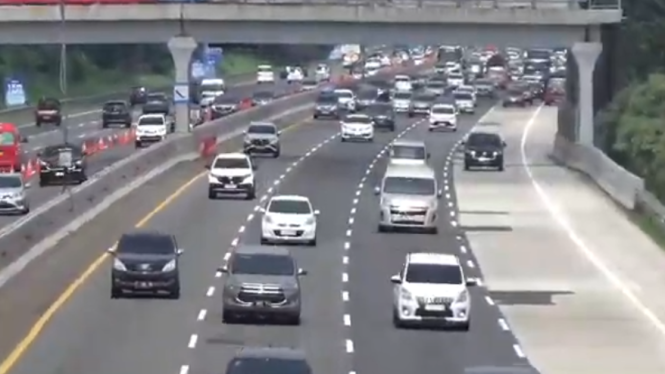 Arus Balik Lebaran di Tol Jakarta-Cikampek Meningkat, Contraflow Diberlakukan