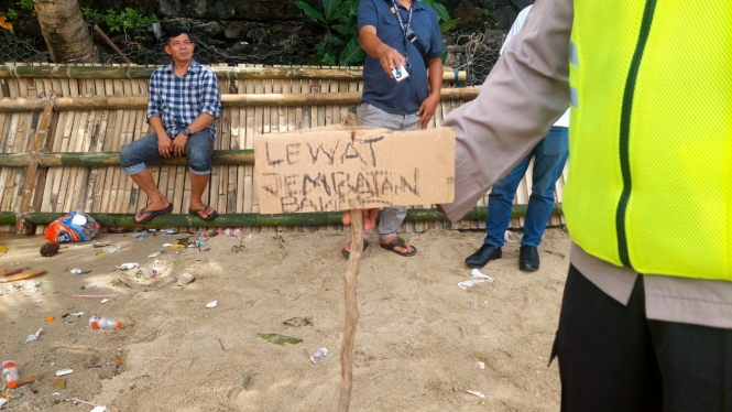 Jembatan Bambu dan Plang Nama Berbayar di Pantai Carita, Pandeglang, Banten