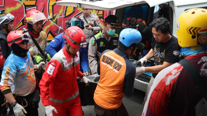 Beberapa korban yang dievakuasi ke RS Bhayangkara Hasta Brata Batu.