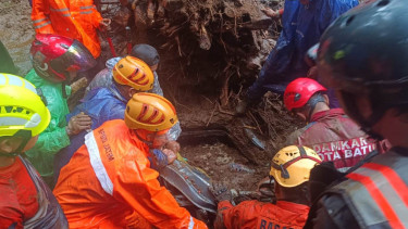 Tim SAR gabungan mencari dan mengevakuasi korban longsor Pacet-Cangar. (Foto: BPBD Jatim)