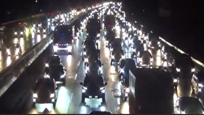 Macet Panjang di Tol Jakarta-Cikampek