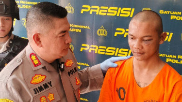 Kapolres Kabupaten Tapin, Kalimantan Selatan, AKBP Jimmy Kurniawan bersama pelaku pembunuhan, Muhammad Irfan - Foto Dok Istimewa 
