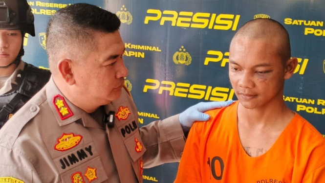 Kapolres Kabupaten Tapin, Kalimantan Selatan, AKBP Jimmy Kurniawan bersama pelaku pembunuhan, Muhammad Irfan - Foto Dok Istimewa 