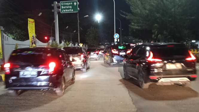 Kendaraan Pemudik Keluar Pelabuhan Merak di Arus Balik Idul Fitri 2025.