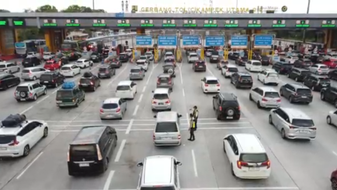 Arus Balik Padati Gerbang Tol Cikampek Utama