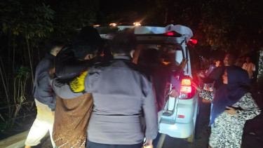 Detik-detik petugas Pos Pengamanan Terpadu Kadungora, Garut evakuasi jenazah Ardiansyah.