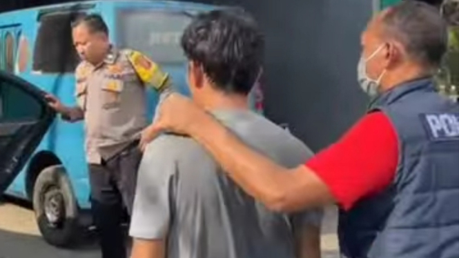 Satu pelaku diduga pengoplos gas elpiji diamankan (Dok. Instagram Polsek Cileungsi)