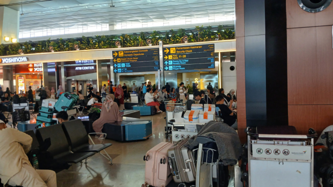 Suasana penumpang di area tunggu domestik terminal 3 bandara soekarno-hatta, tangerang