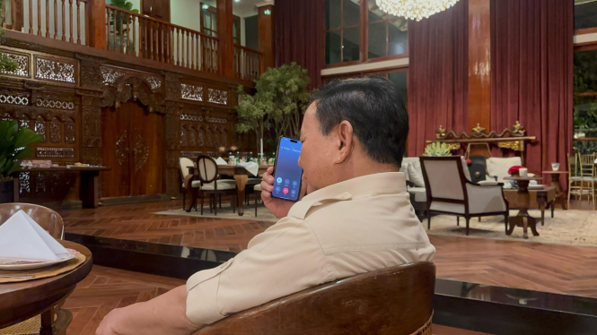 Momen Presiden RI Prabowo Subianto melakukan sambungan telepon dengan sejumlah kepala negara (sumber foto: istimewa)