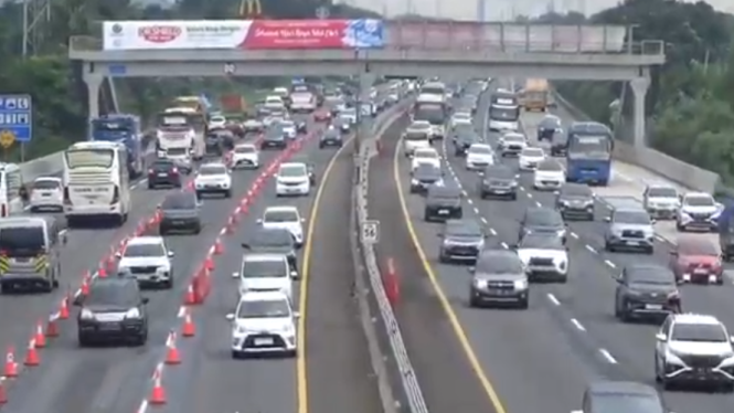 Arus Balik di Tol Jakarta-Cikampek Meningkat, Lalu Lintas Masih Terpantau Lancar