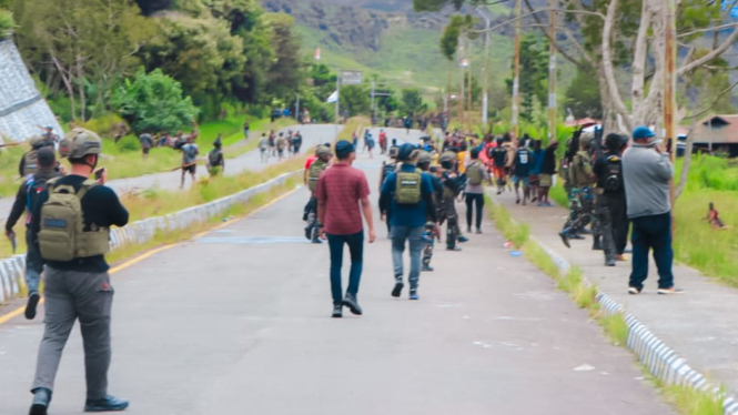 Polisi saat mengamankan massa pendukung bupati dan wakil bupati Puncak Jaya Papua Pegunungan 