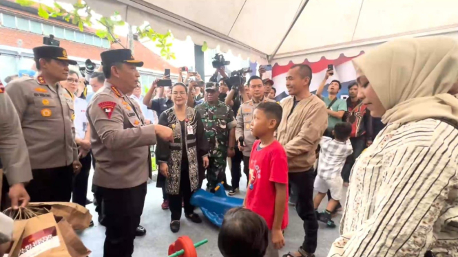 Kapolri Jenderal Listyo Sigit Prabowo saat meninjau pelayanan arus balik di Stasiun Tawang, Semarang, Jawa Tengah (sumber foto: istimewa)