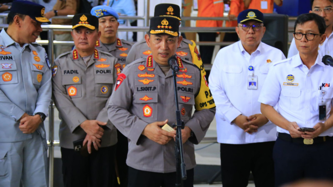 Kapolri Jenderal Listyo Sigit Prabowo saat meninjau rest area KM 457 Tol Semarang-Solo, Jawa Tengah, Sabtu, 5 April 2025 (sumber: istimewa)
