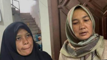 Ibu dan bibi dari korban longsor jalur Pacet-Cangar. (Foto: M Lutfi Vermansyah/VIVA Jatim)