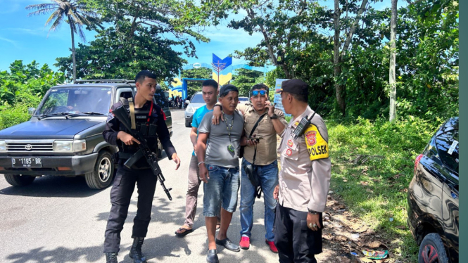 Detik-derik petugas mengamankan preman kampung yang sedang beraksi di Pantai Garut Selatan 