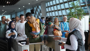 Penumpang penyeberangan ASDP.