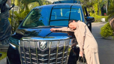 Ayu Aulia bersama mobil Toyota Alphard