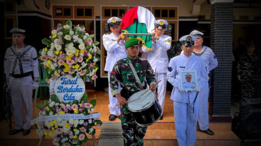 VIVA Militer: Prosesi pemakaman militer jenazah Kolonel Fitriyadi Darmawan