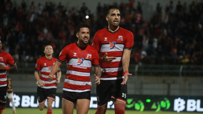 Pemain Madura United Merayakan Kemenangan
