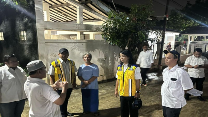 Ketua KP2C Puarman (kiri) berdialog dengan Wakil Menteri PU Diana Kusumastuti