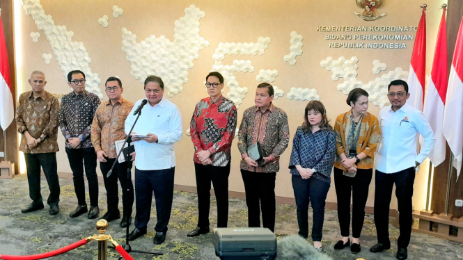[Menteri Koordinator Bidang Perekonomian, Airlangga Hartarto, dalam konferensi pers di kantornya, Kawasan Lapangan Banteng, Jakarta Pusat, Senin, 7 April 2025]