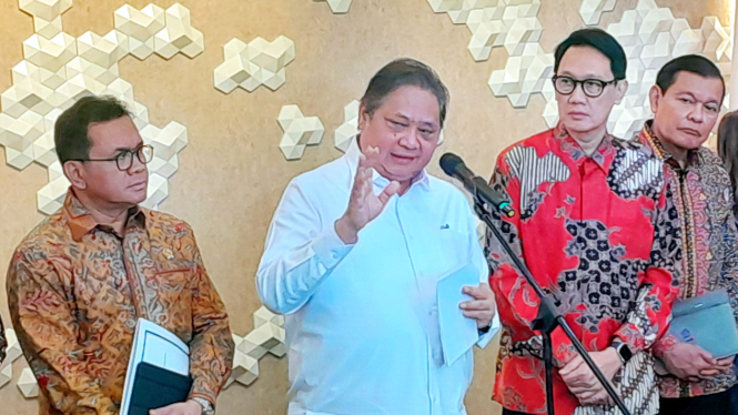Menteri Koordinator Bidang Perekonomian, Airlangga Hartarto, dalam konferensi pers di kantornya, Kawasan Lapangan Banteng, Jakarta Pusat, Senin, 7 April 2025