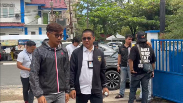 Kakak kandung Juwita (kiri) didampingi kuasa hukun keluarga korban saat tiba di Denpom Lanal Banjarmasin guna menjalani pemeriksaan lanjutan - Foto Dok Istimewa