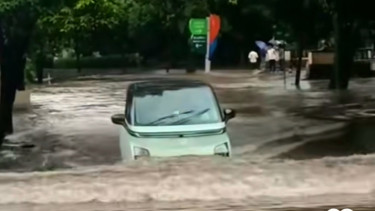 Mobil listrik Wuling Air ev lewati genangan banjir