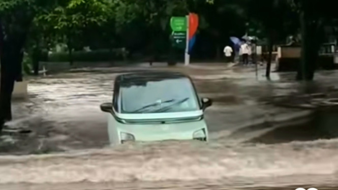 Mobil listrik Wuling Air ev lewati genangan banjir