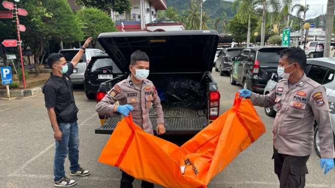 Kantong mayat berisi kerangka korban mutilasi di Pesisir Selatan