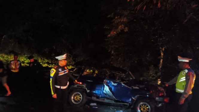 Mobil Toyota Kijang yang masuk jurang di Kabupaten Langkat. (dok Satlantas Polres Langkat)