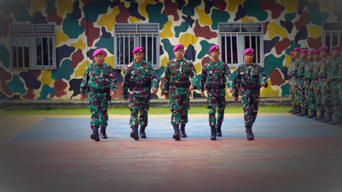 VIVA Militer: Prosesi kenaikan pangkat prajurit Marinir di Pulau Sebatik