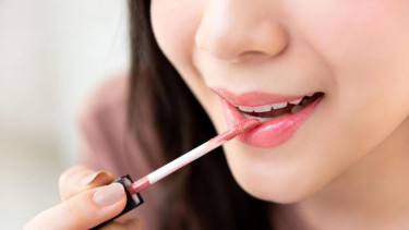 Ilustrasi pakai lip cream