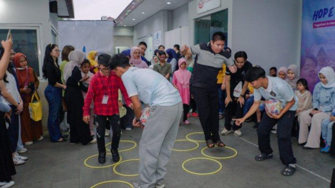 Aice bersama Shin Tae-yong Foundation