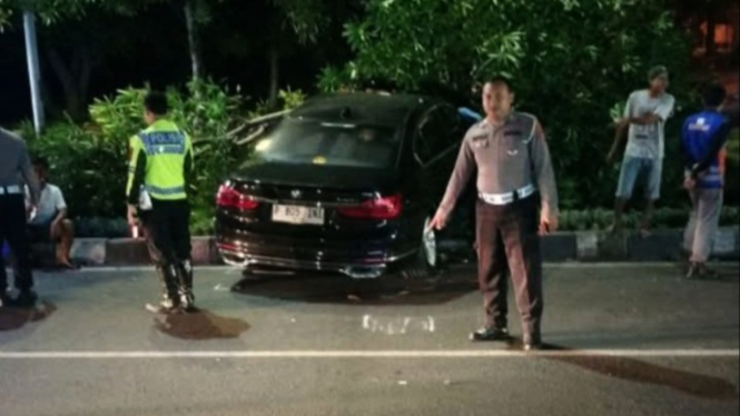 Mobil BMW terjun bebas dari jalan tol Gresik
