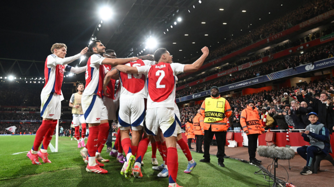 Pemain Arsenal merayakan gol ke gawang Real Madrid