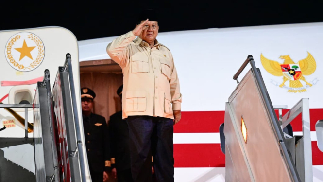 Presiden RI Prabowo Subianto di Pangkalan TNI AU Halim Perdanakusuma sebelum melakukan lawatan ke 5 negara (sumber: Muchlis Jr - Biro Pers Sekretariat Presiden)