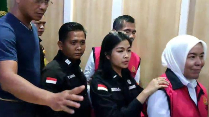 Mantan Wawako Palembang, Fitrianti Agustinda, beserta suaminya, Dedi Sipriyanto, ditetapkan sebagai tersangka dugaan korupsi di PMI.