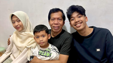 Komedian Kiwil bersama anak-anaknya