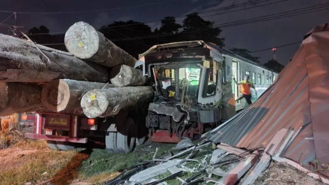 Kereta Api Commuter Line (CL) Jenggala tertabrak truk muatan kayu di Gresik