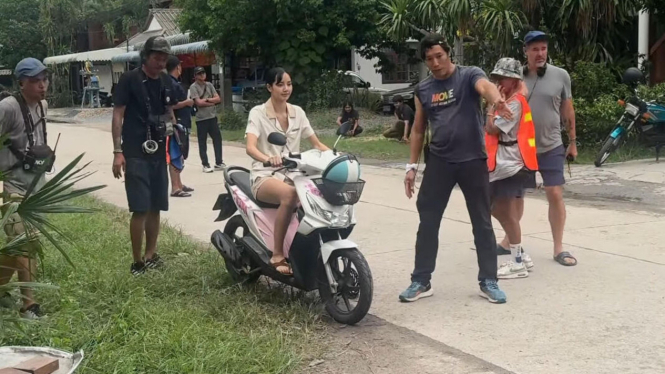 Lisa Blackpink naik Honda BeAT