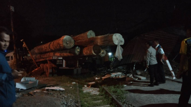 Truk kayu gelondongan yang tertabrak kereta api di Gresik.