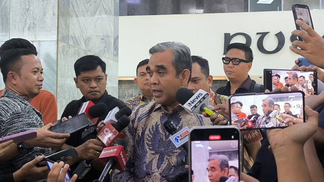 Sekjen Partai Gerindra, Ahmad Muzani di Kompleks Parlemen, Senayan, Jakarta Pusat, Rabu, 9 April 2025