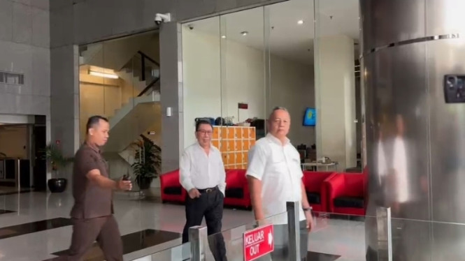 Djoko Tjandra (tengah) usai menjalani pemeriksaan KPK sebagai saksi di kasus suap Harun Masiku