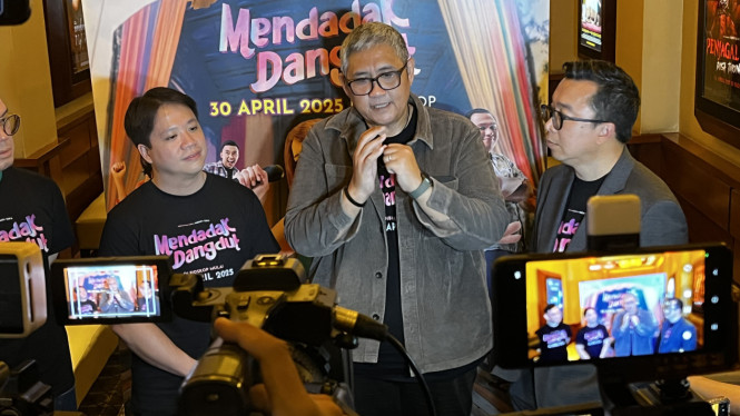 Monty Tiwa (tengah), Foto: Isra Berlian