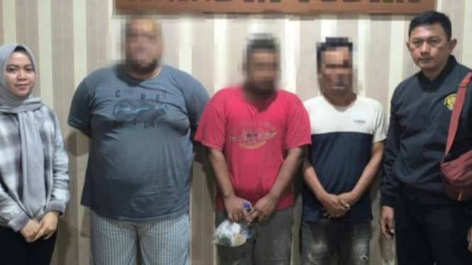 Plt Camat Nibung Hangus, Kabupaten Batubara, berinsial AP bersama dua rekannya saat diamankan petugas kepolisian.(istimewa/VIVA)