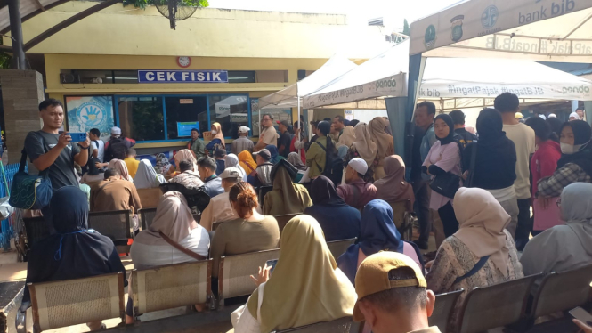 Warga padati Kantor Samsat Depok