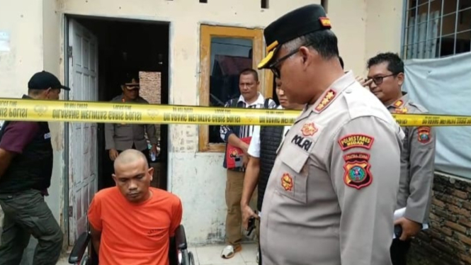 FES pelaku pembunuhan kekasihnya saat dihadiri dalam jumpa pers di lokasi kejadian, di Kabupaten Deliserdang.(B.S.Putra/VIVA)
