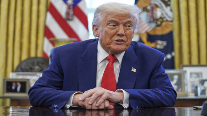 Presiden AS Donald Trump usai menandatangani perintah eksekutif, Rabu, 9/4